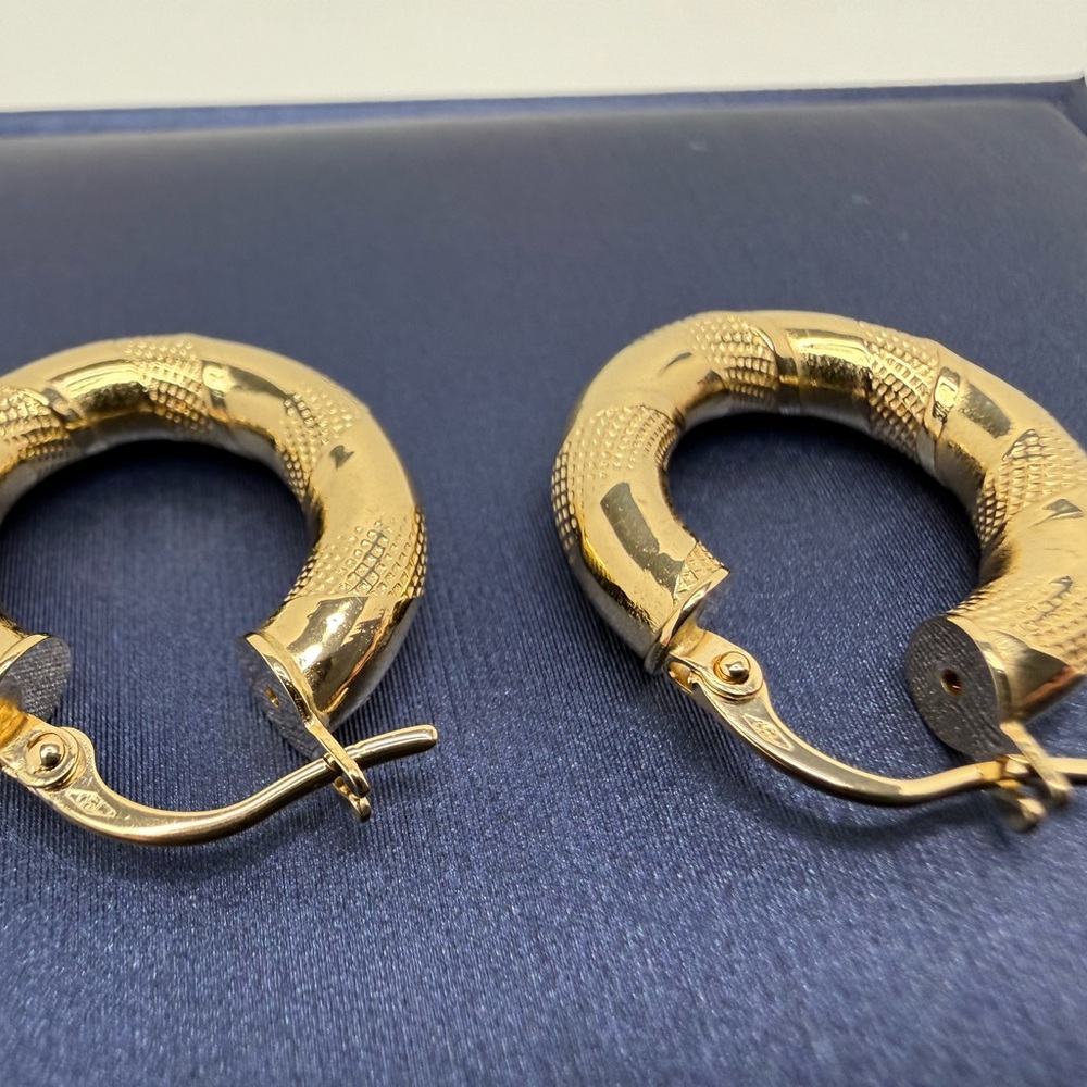 18K Genuine YG Gold Textured Hoop Earrings 18mm (Preowned) - Picture 7 of 17